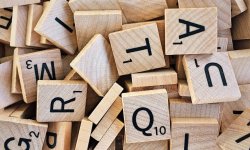Pièces de scrabble qui symbolisent mon offre de cours particuliers en français.